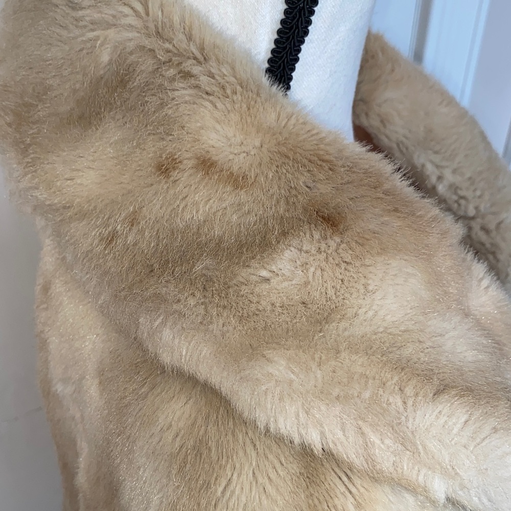 Vintage Luxurious Tan Faux Fur Cape - Picture 5 of 7